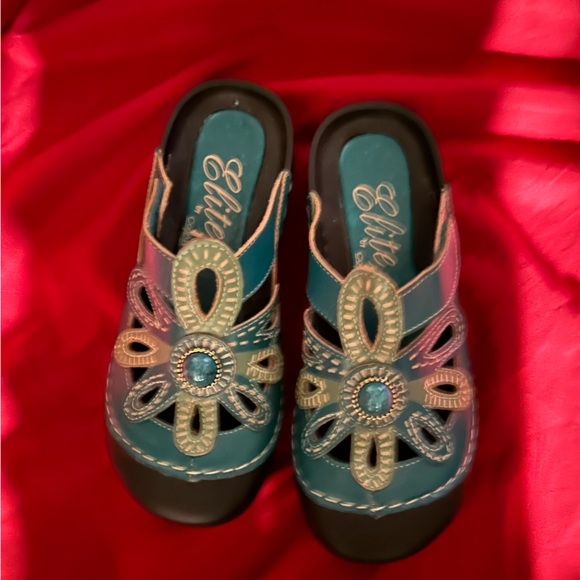 Sandals - Picture 1 of 4